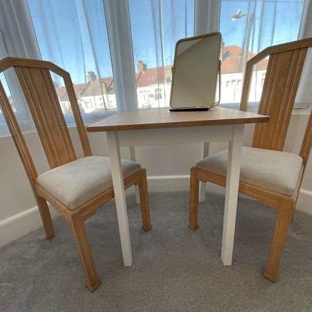 Double Bedroom With Tv In Sudbury Hill Wembley - 10 Mins From Wembley Stadium Harrow on the Hill Exteriör bild