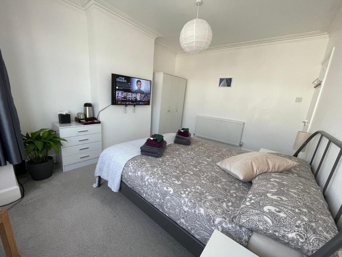Double Bedroom With Tv In Sudbury Hill Wembley - 10 Mins From Wembley Stadium Harrow on the Hill Exteriör bild