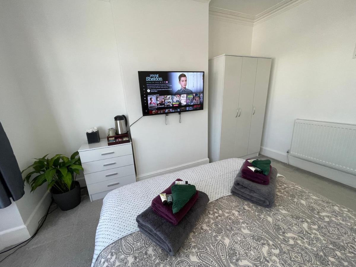 Double Bedroom With Tv In Sudbury Hill Wembley - 10 Mins From Wembley Stadium Harrow on the Hill Exteriör bild